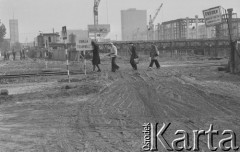 8.10.1974, Warszawa, Polska.
Budowa Dworca Centralnego, przejście przez torowisko, napis ostrzegawczy 