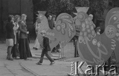 24.06.1974, Płock, Polska
Festiwal Zespołów Regionalnych, koguty - dekoracje.
Fot. Jarosław Tarań, zbiory Ośrodka KARTA [74-190]
 
