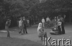 28.07.1974, Białystok, Polska
Scenka w parku, dzieci pozują do zdjęcia przy czołgu zabawce 