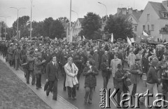 19.07.1974, Warszawa, Polska.
Otwarcie Trasy Łazienkowskiej, w pierwszym szeregu m.in. premier Piotr Jaroszewicz, Józef Kępa, Edward Gierek, z przodu idzie grupa fotoreporterów.
Fot. Jarosław Tarań, zbiory Ośrodka KARTA [74-210]
 
