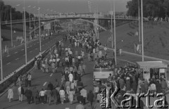 22.07.1974, Warszawa, Polska.
Otwarcie Trasy Łazienkowskiej, przystanek autobusowy przy Placu na Rozdrożu.
Fot. Jarosław Tarań, zbiory Ośrodka KARTA [74-214]
 
