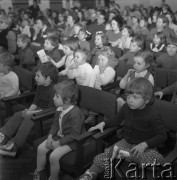 30.01.1974, Warszawa, Polska.
Teatr lalkowy, dzieci na widowni.
Fot. Jarosław Tarań, zbiory Ośrodka KARTA [74-251]
 
