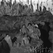 10.04.1974, Jaskinia Raj, woj. Kielce, Polska
Grupa turystów podczas zwiedzania jaskini 