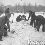 zima 1974, Warszawa, Polska.
Akcja odśnieżania ulic.
Fot. Jarosław Tarań, zbiory Ośrodka KARTA [74-233]
 
