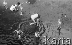 18.05.1975, Warszawa, Polska.
Plaża nad Wisłą.
Fot. Jarosław Tarań, zbiory Ośrodka KARTA [75-80]
 
