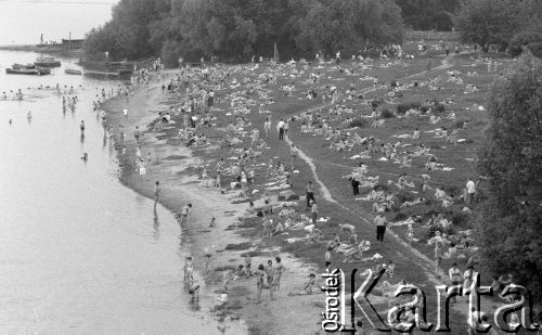 18.05.1975, Warszawa, Polska.
Plaża nad Wisłą.
Fot. Jarosław Tarań, zbiory Ośrodka KARTA [75-80]
 
