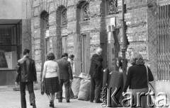 11.06.1975, Warszawa, Polska.
Fragment miasta, sklep z artykułami metalowymi, zwoje siatki ogrodzeniowej.
Fot. Jarosław Tarań, zbiory Ośrodka KARTA [75-57]
 
