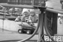 7.04.1975, Warszawa, Polska.
Dzieci na placu zabaw.
Fot. Jarosław Tarań, zbiory Ośrodka KARTA [75-53]
 
