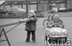 7.04.1975, Warszawa, Polska.
Dzieci na placu zabaw.
Fot. Jarosław Tarań, zbiory Ośrodka KARTA [75-53]
 
