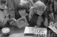 Maj 1975, Warszawa, Polska.
Targi Książki, dziewczynki z książeczkami Marii Terlikowskiej 