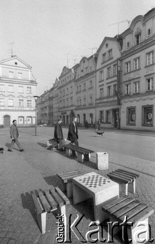 1975, Wrocław, Polska
Fragment miasta, kamienice przy Rynku, na pierwszym planie plansza do gry w szachy.
Fot. Jarosław Tarań, zbiory Ośrodka KARTA [75-47]
 
