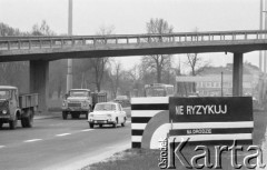12.04.1975, Warszawa, Polska.
Hasło na poboczu 