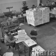 Październik 1975, Warszawa, Polska.
Zakłady Graficzne, introligatornia.
Fot. Jarosław Tarań, zbiory Ośrodka KARTA [75-10]
 
