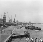 7.04.1975, Gdańsk, Polska
Port promowy.
Fot. Jarosław Tarań, zbiory Ośrodka KARTA [75-66]
 
