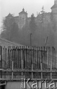 1975, Czorsztyn, Polska
Budowa zapory na Dunajcu, w tle zamek.
Fot. Jarosław Tarań, zbiory Ośrodka KARTA [75-21]
 
