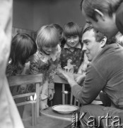 Listopad 1975, Warszawa, Polska.
Zabawa andrzejkowa, lanie wosku.
Fot. Jarosław Tarań, zbiory Ośrodka KARTA [75-42]
 
