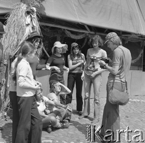20.05.1975, Polska
Grupa młodzieży na wycieczce.
Fot. Jarosław Tarań, zbiory Ośrodka KARTA [75-55]
 
