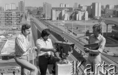 1975, Warszawa, Polska.
Kamera TV na dachu budynku przy Alejach Jerozolimskich.
Fot. Jarosław Tarań, zbiory Ośrodka KARTA [75-98]
 
