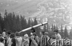 1975, Zakopane, Polska
Gubałówka, luneta w punkcie widokowym.
Fot. Jarosław Tarań, zbiory Ośrodka KARTA [75-216]
 
