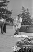 1975, Zakopane, Polska
Gubałówka, kobieta sprzedająca swetry.
Fot. Jarosław Tarań, zbiory Ośrodka KARTA [75-216]
 
