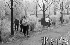 23.02.1975, Warszawa, Polska.
Fort Traugutta, ścieżka zdrowia.
Fot. Jarosław Tarań, zbiory Ośrodka KARTA [75-214]
 
