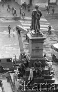 2.10.1975, Kraków, Polska
Mycie pomnika Adama Mickiewicza.
Fot. Jarosław Tarań, zbiory Ośrodka KARTA [75-311]
 
