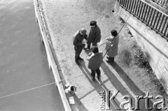 15.03.1975, Warszawa, Polska.
Wędkarze nad rzeką.
Fot. Jarosław Tarań, zbiory Ośrodka KARTA [75-213]
 
