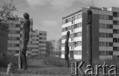 1975, Sieradz, Polska
Osiedle mieszkaniowe, bloki i rzeźby.
Fot. Jarosław Tarań, zbiory Ośrodka KARTA [75-281]
 
