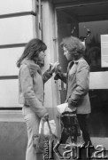 1975, Warszawa, Polska.
Dziewczyny jedzące gofry.
Fot. Jarosław Tarań, zbiory Ośrodka KARTA [75-241]
 
