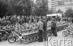 7.06.1975, Warszawa, Polska.
Kiermasz na Placu Defilad, motocykle i motorowery, w tle Dom Towarowy 