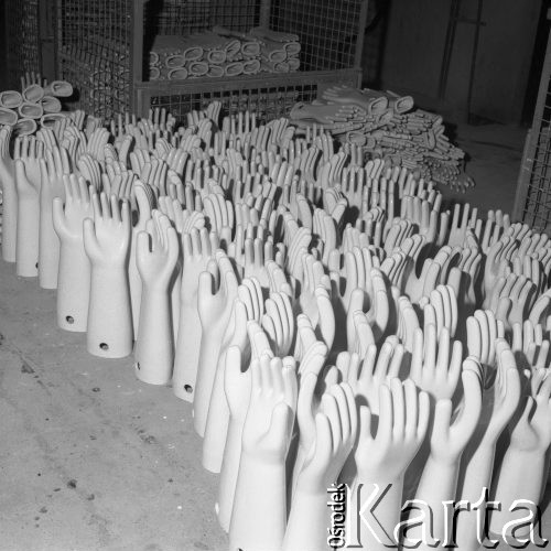 5.12.1975, Polska
Fabryka Porcelany Sanitarnej, porcelanowe ręce dla manekinów.
Fot. Jarosław Tarań, zbiory Ośrodka KARTA [75-212]
 
