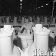 5.12.1975, Polska
Fabryka Porcelany Sanitarnej, produkcja muszli klozetowych.
Fot. Jarosław Tarań, zbiory Ośrodka KARTA [75-212]
 
