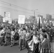 1.05.1975, Warszawa, Polska.
Uczestnicy pochodu pierwszomajowego, pracownicy FSO, z hasłami: 