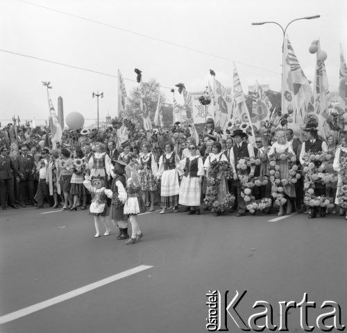 1.05.1975, Warszawa, Polska.
Uczestnicy pochodu pierwszomajowego.
Fot. Jarosław Tarań, zbiory Ośrodka KARTA [70-320]
 
