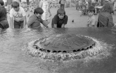 26.06.1976, Kraków, Polska.
Dzieci bawiące się przy fontannie.
Fot. Jarosław Tarań, zbiory Ośrodka KARTA [76-26]

