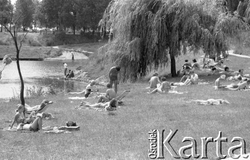 1976, Warszawa - Szczęśliwice, Polska.
Ludzie opalający się w parku Szczęśliwickim.
Fot. Jarosław Tarań, zbiory Ośrodka KARTA [76-137]

