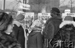 1976, Warszawa, Polska.
Ludzie oglądający wystawę fotografii.
Fot. Jarosław Tarań, zbiory Ośrodka KARTA [76-136]

