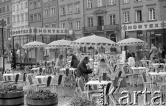 Maj 1976, Warszawa, Polska.
Rynek Starego Miasta, stoliki kawiarni Hortexu.
Fot. Jarosław Tarań, zbiory Ośrodka KARTA [76-133]

