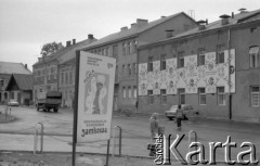 1976, Korczyn, Polska
Fragment miasta, z lewej tablica reklamowa restauracji 