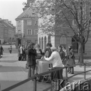 Maj 1976, Warszawa, Polska.
Ulica Freta, saturator z wodą sodową.
Fot. Jarosław Tarań, zbiory Ośrodka KARTA [76-134]

