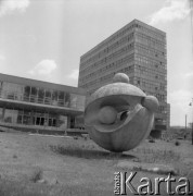 1976, Wrocław, Polska
Fregment miasta, nowoczesna rzeźba przed budynkiem.
Fot. Jarosław Tarań, zbiory Ośrodka KARTA [76-130]

