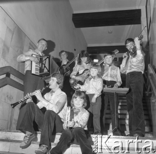 11-13.11.1976, Wrocław, Polska
Muzykujące rodziny, przed występem.
Fot. Jarosław Tarań, zbiory Ośrodka KARTA [76-127]

