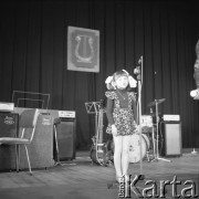 11-13.11.1976, Wrocław, Polska
Muzykujące rodziny, śpiewająca dziewczynka na scenie.
Fot. Jarosław Tarań, zbiory Ośrodka KARTA [76-128]

