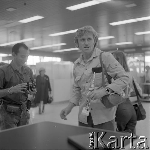 27.08.1976, Warszawa, Polska.
Jacek Gmoch na lotnisku.
Fot. Jarosław Tarań, zbiory Ośrodka KARTA [76-226]

