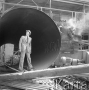 18.05.1976, Katowice, Polska
Huta Katowice, wielki piec w budowie, mężczyzna w garniturze i kasku na głowie stoi przed rurą, w środku której widnieje napis 