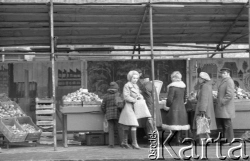 16.11.1976, Warszawa, Polska.
Stoisko z warzywami i owocami, kolejka.
Fot. Jarosław Tarań, zbiory Ośrodka KARTA [76-160]

