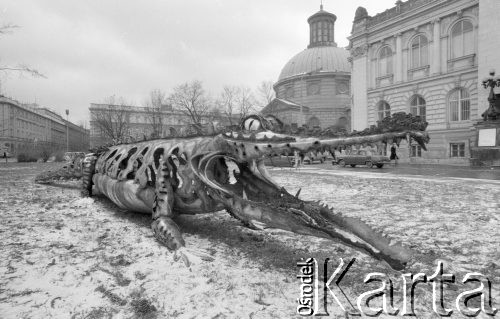 16.11.1976, Warszawa, Polska.
Krokodyl przed Galerią Zachęta.
Fot. Jarosław Tarań, zbiory Ośrodka KARTA [76-160]

