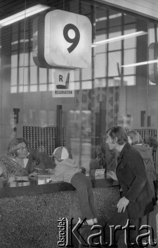 Czerwiec 1976, Warszawa, Polska.
Kasa biletowa Dworca Centralnego, chłopiec kupujący bilet.
Fot. Jarosław Tarań, zbiory Ośrodka KARTA [76-192]

