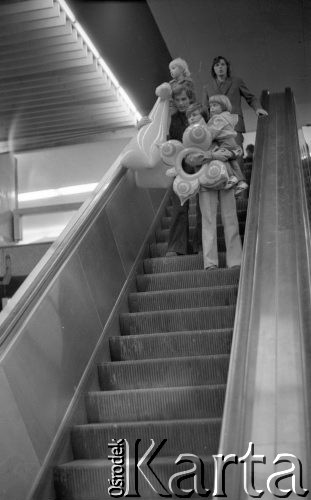 Czerwiec 1976, Warszawa, Polska.
Dworzec Centralny, rodzinne wyjazdy na wakacje.
Fot. Jarosław Tarań, zbiory Ośrodka KARTA [76-192]

