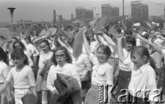 1.05.1976, Warszawa, Polska.
Pochód pierwszomajowy, dziewczynki z chusteczkami.
Fot. Jarosław Tarań, zbiory Ośrodka KARTA [76-17]

